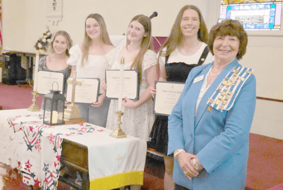 WCS Senior Awarded DAR Good Citizens Award